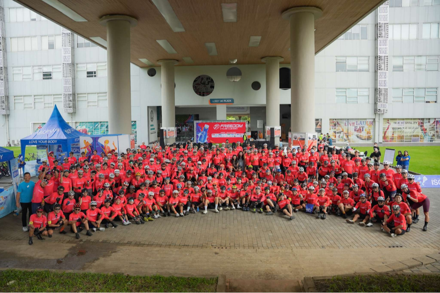 Sekitar 300an member FreedomCC mengikuti launching jersey ride keliling kota Surabaya dan finis di Universitas Ciputra