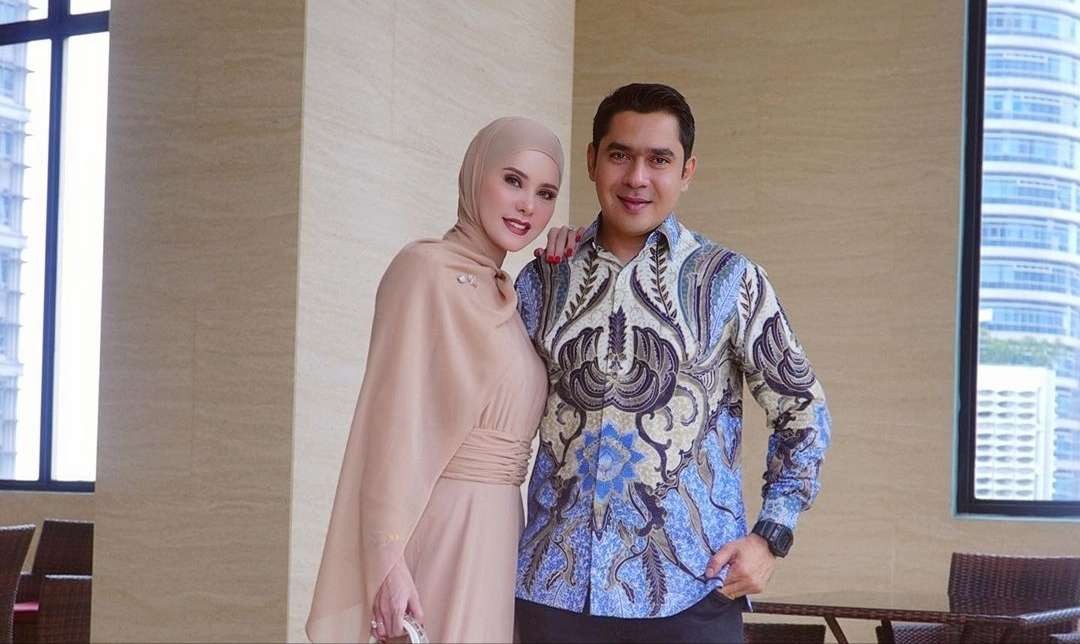 Angel Lelga pose mesra dengan seorang pria. Ia menuliskan tagar halal, 16 Desember 2022, husband. (Foto: Instagram@angellelga)