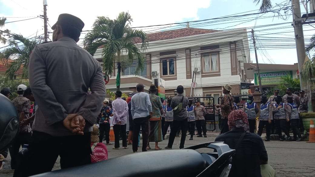 Warga Desa Dateng, Kecamatan Laren demo di Kejaksaan Negeri Lamongan. (Foto: Istimewa)