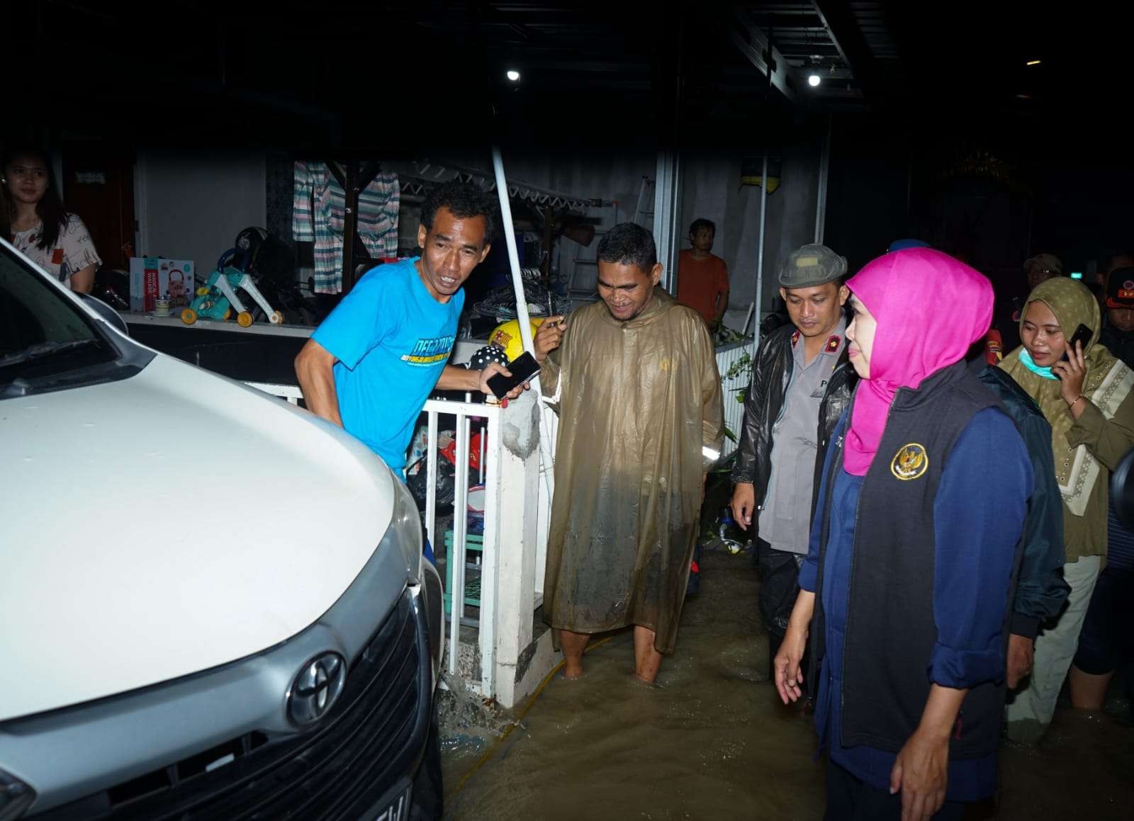 Gubernur Jatim, Khofifah Indar Parawansa saat meninjau banjir. (Foto: Istimewa)