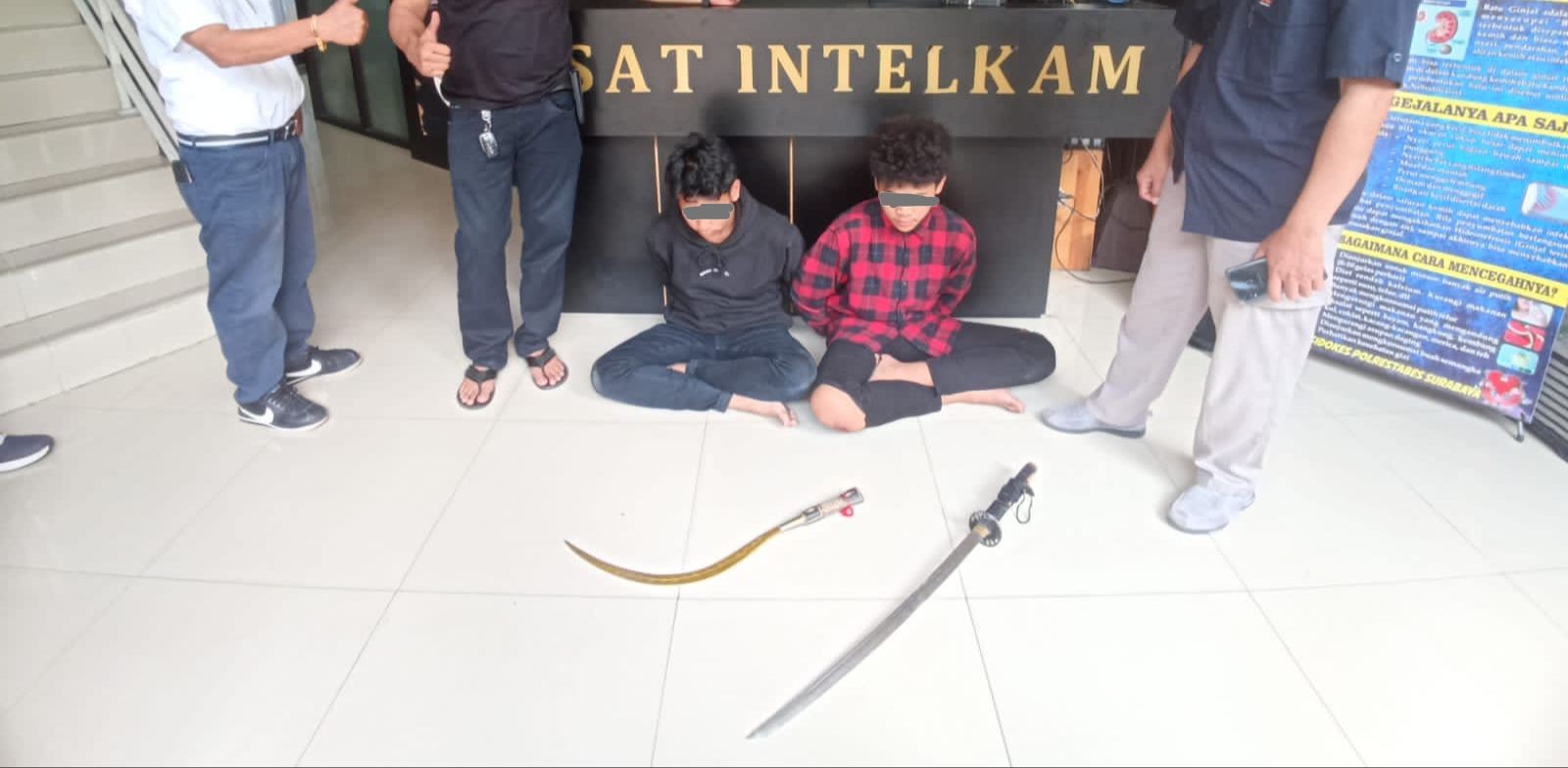 Polisi tangkap dua remaja bawa sajam di Jalan Darmo, Surabaya. (Foto: Polrestabes Surabaya)