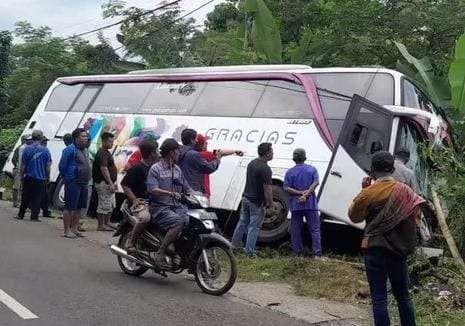 Bus Gracias yang mengangkut rombongan pelajar MA Al Azhar, Depok mengalami kecelakaan di Jalan Raya Lumbang, Kabupaten Probolinggo. (Foto: Ikhsan Mahmudi/Ngopibareng.id)