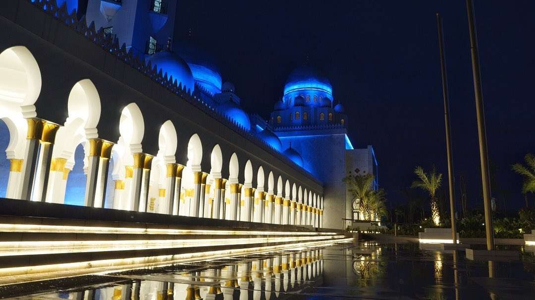Masjid Raya Syaikh Zeyed, Solo. Keindahan waktu malam. (Ilustrasi)