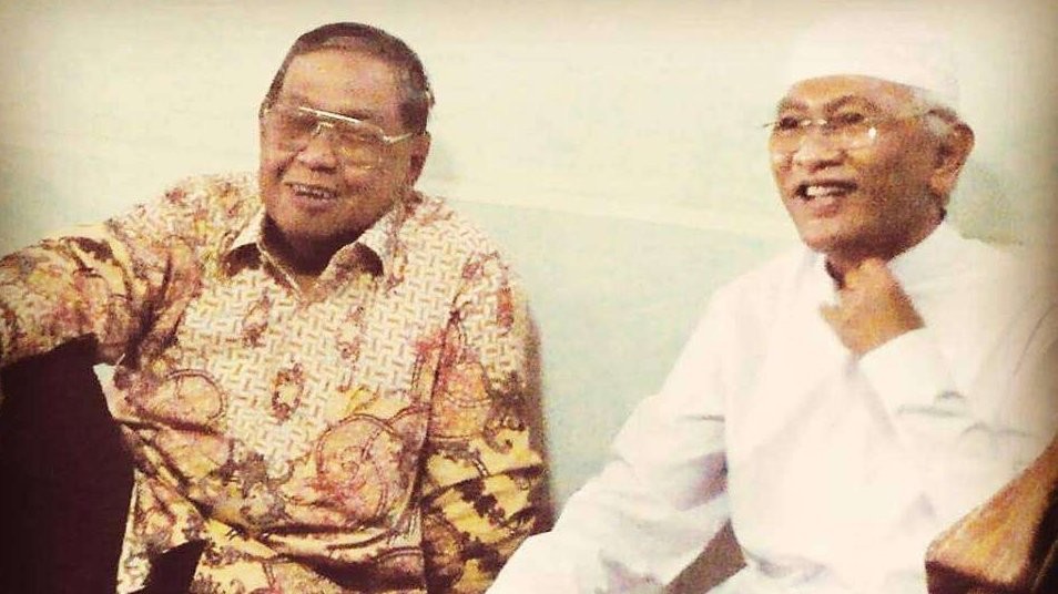 KH Abdurrahman Wahid (Gus Dur) bersama KH Ahmad Mustofa Bisri (Gus Mus). (Foto: dok/Ngopibareng.id)
