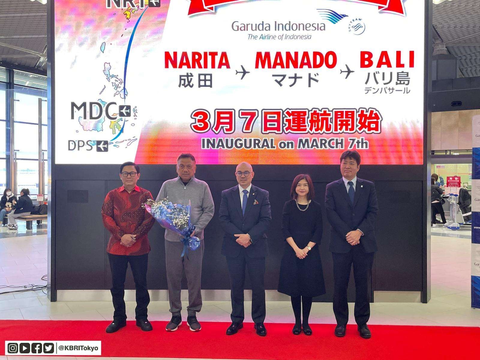 Wakil Dubes RI untuk Jepang John Tjahjanto Boestami resmikan penerbangan perdana Garuda Indonesia rute Tokyo-Manado dengan tujuan akhir Denpasar. (Foto: Dok KBRI Tokyo)