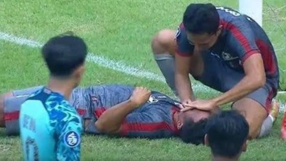 Ricki Ariansyah, pemain Madura United, pingsan usai dadanya kena tendangan kaki Farrel Arya, pemain PSIS Semarang di Liga 1, Selasa 7 Maret 2023. (Foto: Tangkapan layar Indosiar)