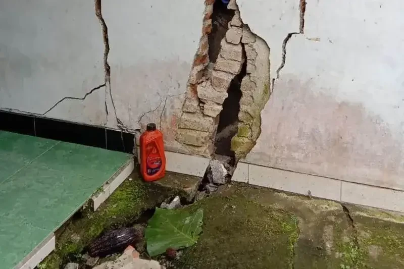 Sebuah rumah warga mengalami pecah dinding akibat tanah gerak di Trenggalek. (Foto: BPBD Trenggalek)