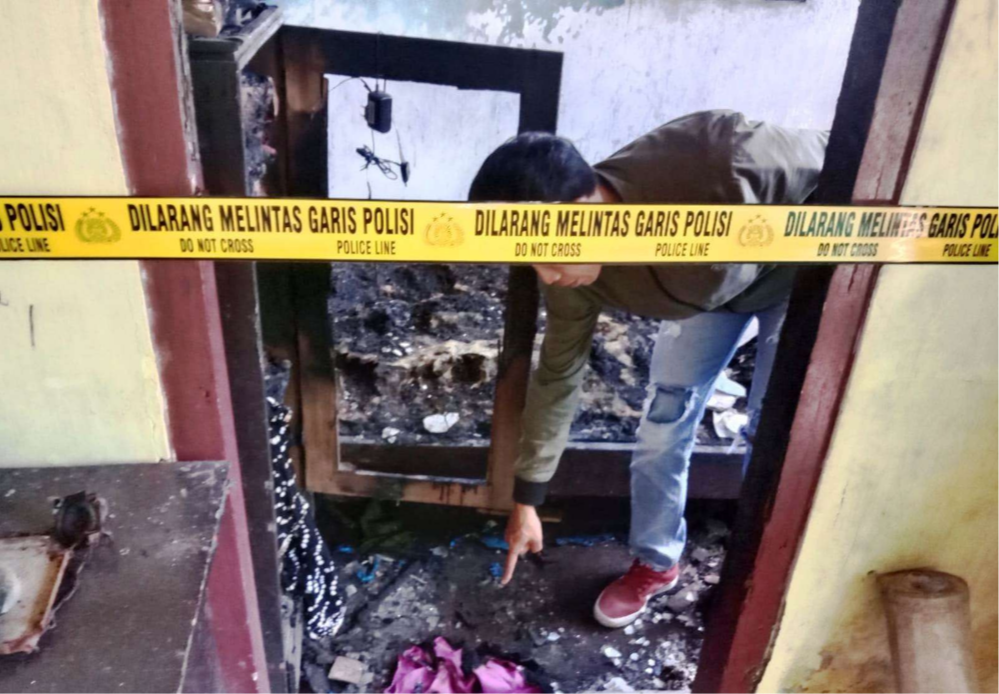 Petugas Polsek Bangorejo melakukan olah TKP di kamar korban yang dibakar pelaku. (Foto: Istimewa)