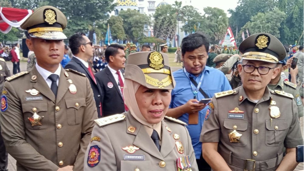 Gubernur Jawa Timur didampingi Bupati Tuban dan Sekretaris Ditjen Bina Administrasi Kewilayahan usai upacara gelar pasukan di Alun-alun Tuban (Foto: Khoirul Huda/Ngopibareng.id)