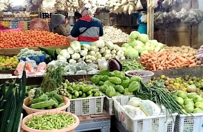 Harga kebutuhan pokok rumah tangga di pasar tradisional Bondowoso sejak awal Maret 2023 naik seiring musim kawin dan dekati Ramadan 1444 H. (foto:guido/ngopibareng.id)