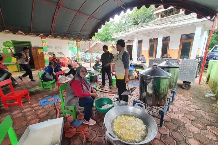 Dinsos P3A Kabupaten Ponorogo, Jawa Timur menyediakan dapur umum untuk warga korban tanah gerak di Desa Tumpuk Kecamatan Sawoo. (Foto; Ant)