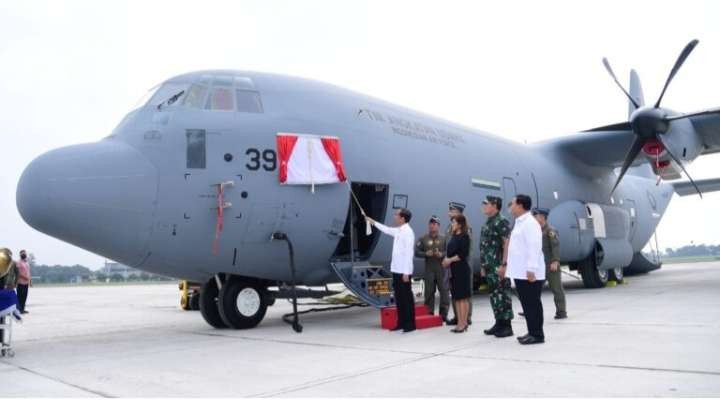 Presiden Jokowi melihat pesawat Hercules Super Canggih, didampingi Menhan Prabowo, pedawat yersebut untuk memperkuat  operasional TNI AU (Foto: BPMI Setpres)