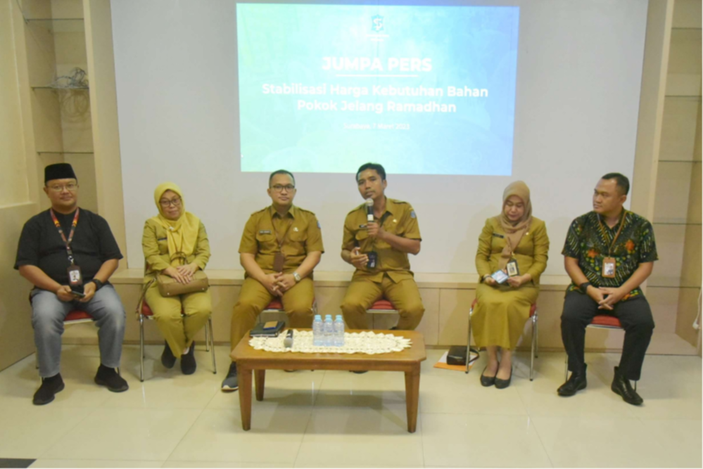 Jajaran Pemkot Surabaya saat melalukan konferensi pers bersama awak media mengenai stok bahan pangan jelang Ramadhan. (Foto: Pita Sari/Ngopibareng.id)