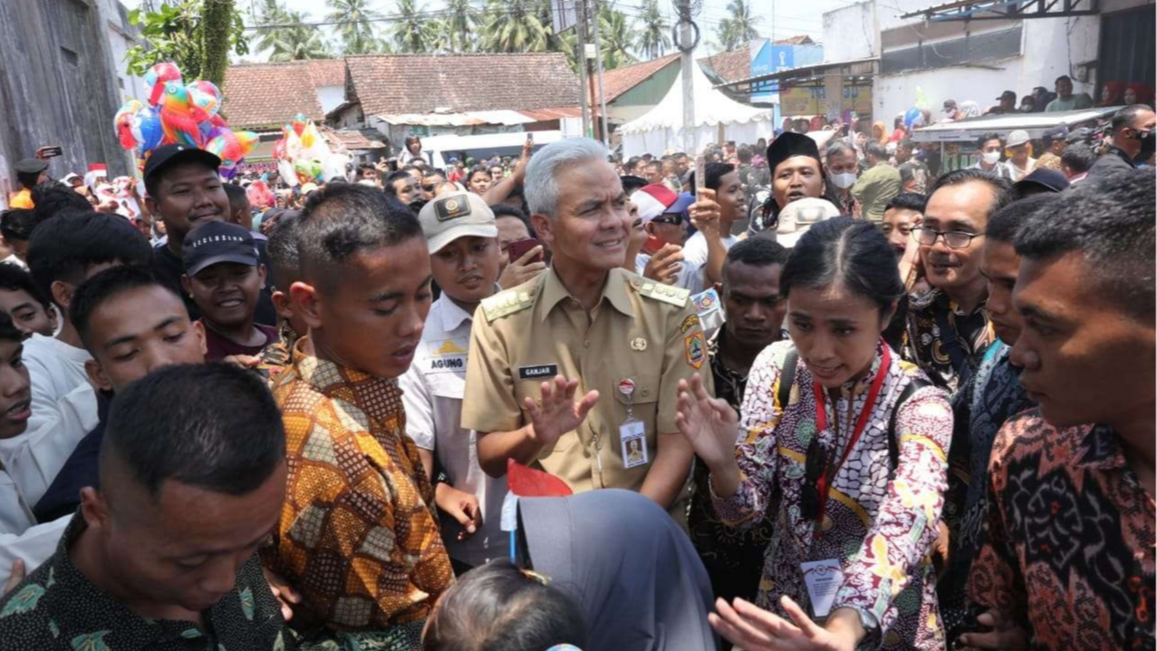 Presiden Joko Widodo dan Gubernur Jawa Tengah Ganjar Pranowo menyapa warga di Kabupaten Kebumen, Jawa Tengah, Kamis 9 Maret 2023. Jokowi menyapa sambil membagikan bantuan modal usaha dan sembako kepada para pedagang.(Foto: Istimewa)