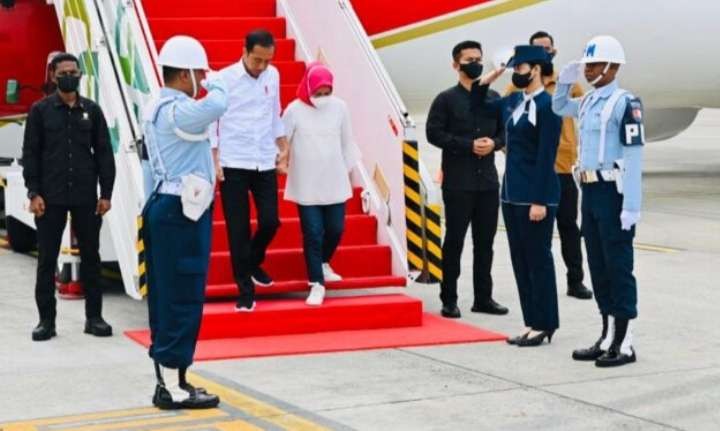 Presiden Joko Widodo dan Ibu Iriana tiba di Bandara Internasional Yogyakarta, Kabupaten Kulon Progo, Daerah Istimewa Yogyakarta. Mereka akan melaksanakan beberapa kunjungan kerja. (Foto: BPMI Setpres)