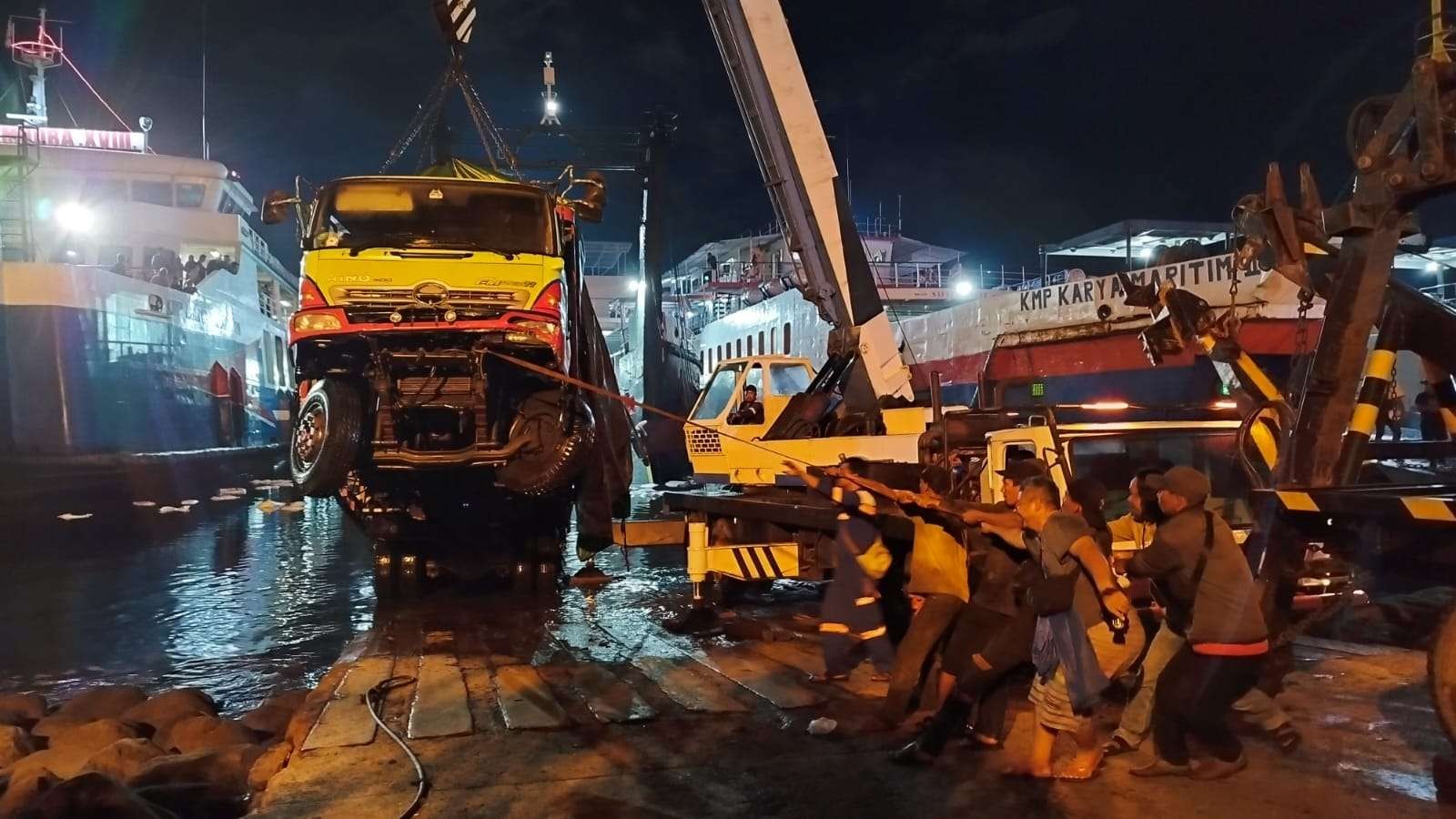 Sebuah truk tronton bermuatan tepung terjatuh ke laut di dermaga 2 LCM Pelabuhan Ketapang, Banyuwangi, Kamis, 9 Maret 2023. (Foto: M Hujaini/Ngopibareng.id)