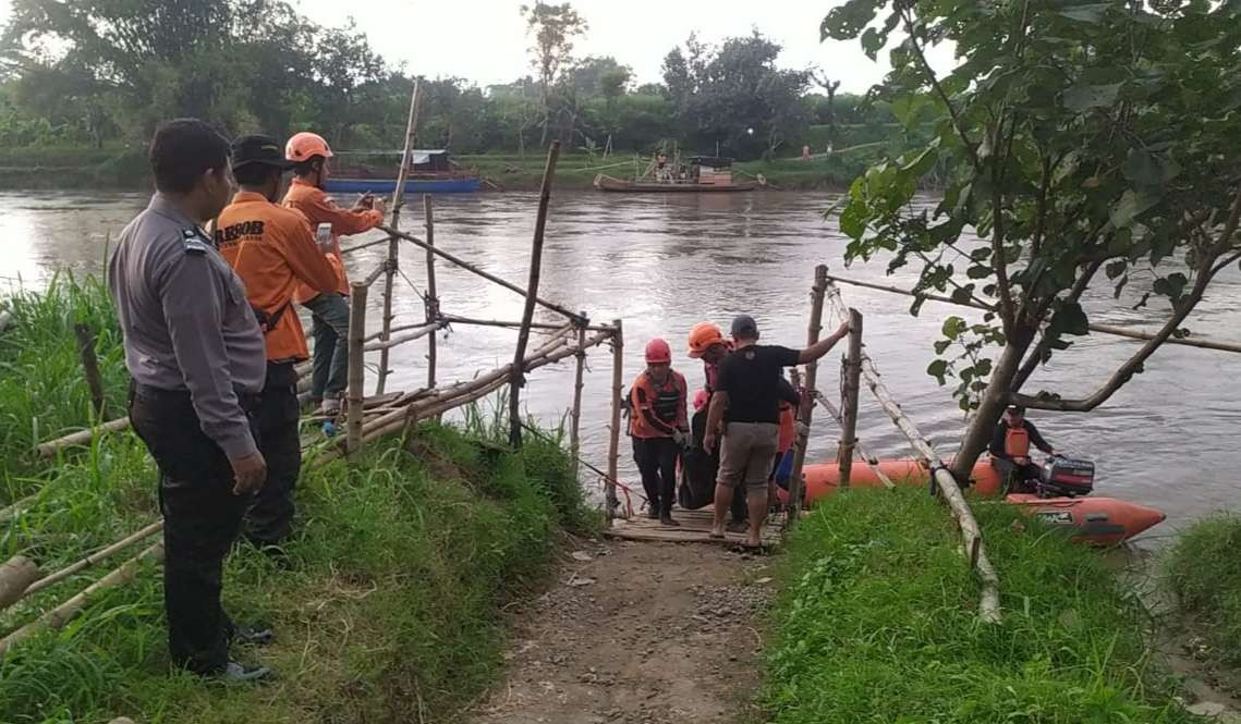 Seorang pria asal Tulungagung ditemukan tewas terapung saat sedimen Waduk Wlingi dan Lodoyo aliran Sungai Brantas dibersihkan. (Foto: Fendhy Plesmana/Ngopibareng.id)