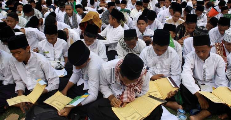 Aktivitas di Pondok Pesantren memelajari kitab kuning. (Foto: dok/Ngopibareng.id)