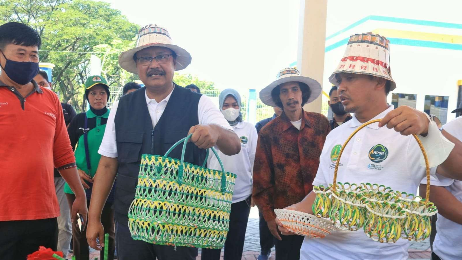 Walikota Pasuruan, Saifullah Yusuf (Gus Ipul), dan wakilnya Adi Wibowo, memperlihatkan hasil karya dari olahan bahan bekas. (Foto: Diskominfo Kota Pasuruan)