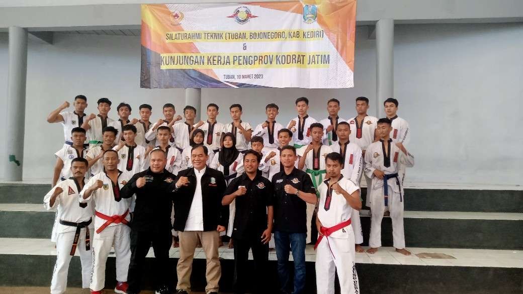 Foto bersama Pengprov Kodrat Jawa Timur dengan para atlet dari Kabupaten Bojonegoro, Kediri dan Tuban (Foto: Khoirul Huda/Ngopibareng.id)