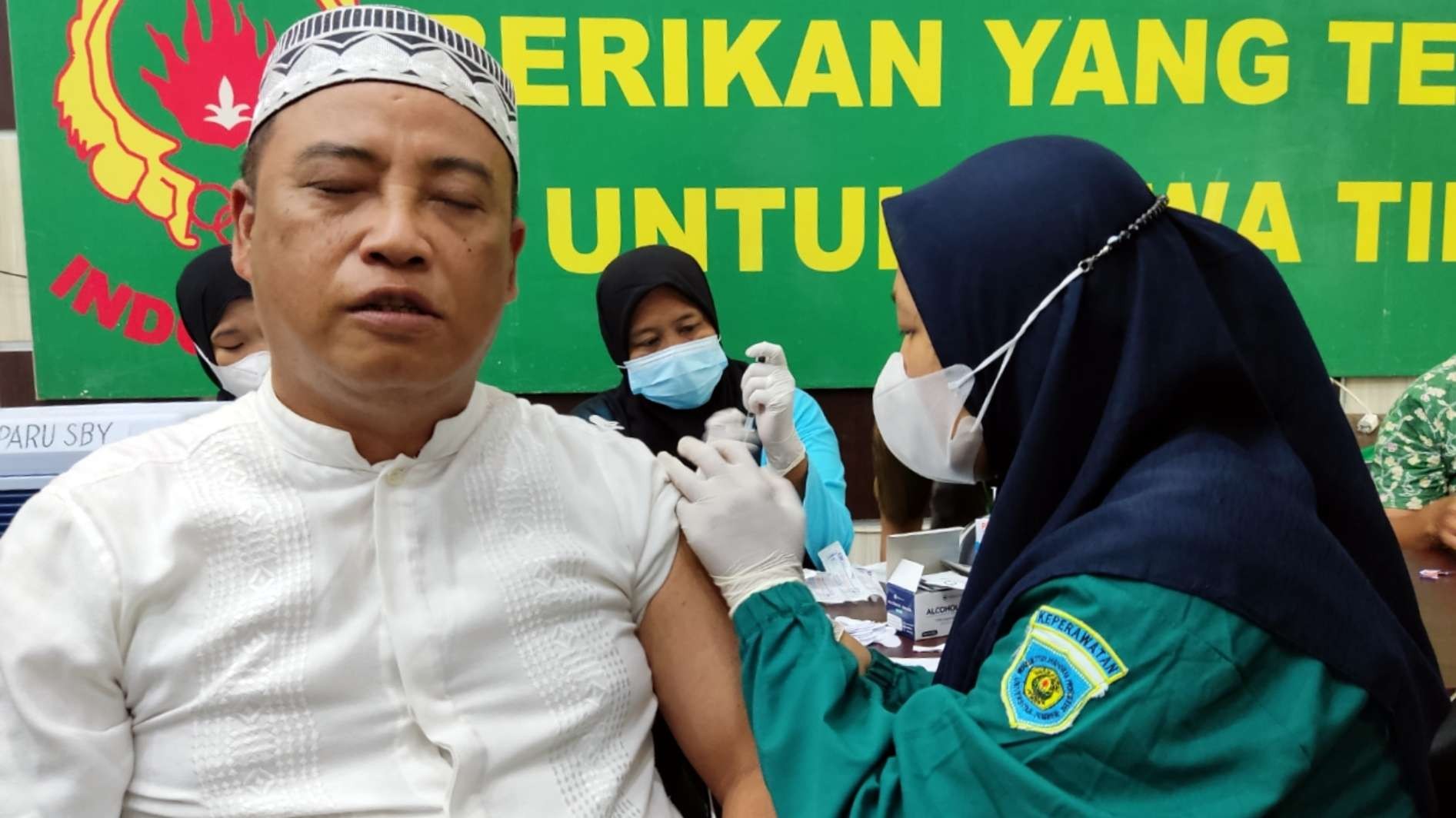 Salah satu pengurus KONI Jatim, M Taufik, mengikuti vaksinasi booster kedua di Gedung KONI Jatim, Surabaya, Jumat 10 Maret 2023. (Foto: Fariz Yarbo/Ngopibareng.id)