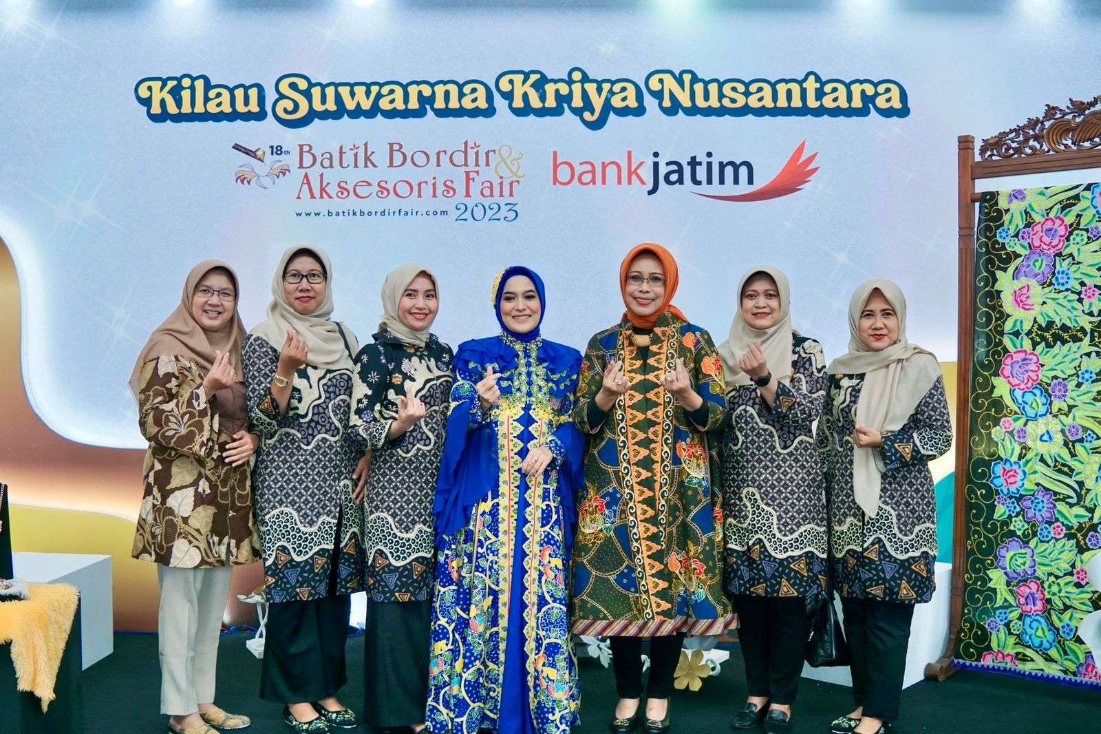 Dewan Kerajinan Nasional Daerah Kota Pasuruan (Dekranasda Kota Pasuruan) dipimpin Ibu Walikota Pasuruan, Fatma Saifullah Yusuf (kiri ketiga) turut menyemarakkan HUT ke-43 Dekranasda Jatim. (Foto: Diskominfo Kota Pasuruan)