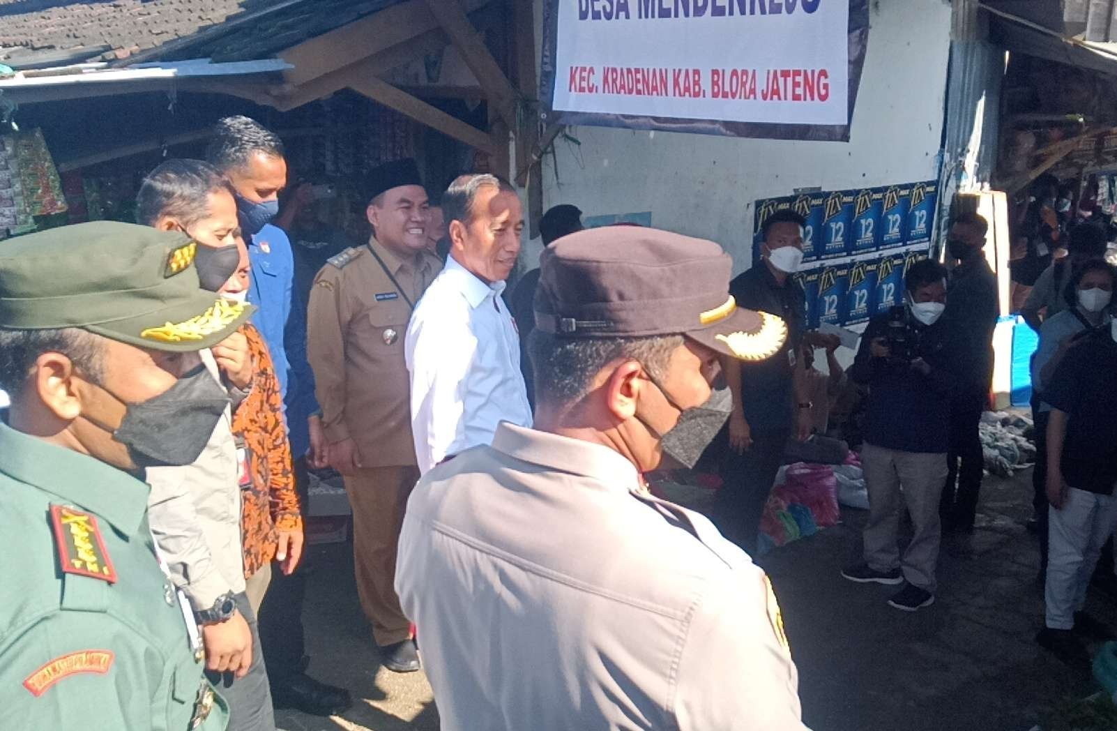 Presiden Jokowi blusukan ke Pasar Desa Mendenrejo, Blora, Jawa Tengah, Jumat 10 Maret 2023. (Foto: Ahmad Sampurno/ Ngopibareng.id)