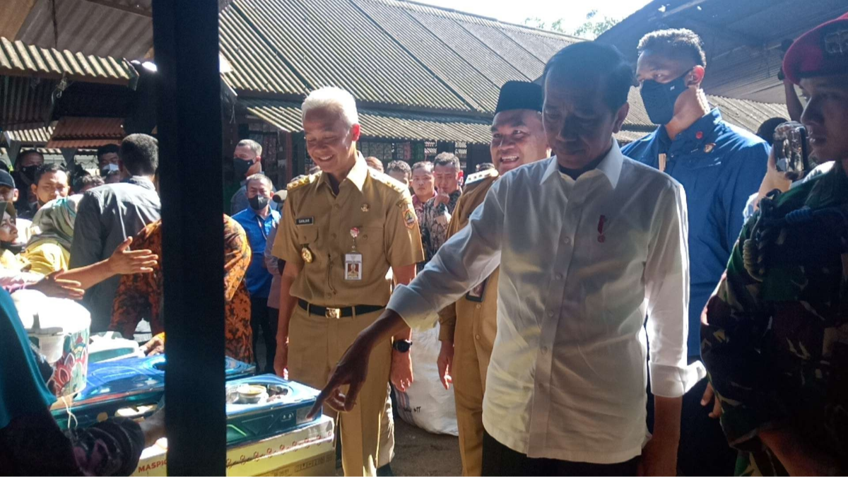 Presiden Joko Widodo (Jokowi) blusukan ke pasar membagikan bantuan sosial berupa uang dan sembako. (Foto: Ahmad Sampurno/ ngopibareng.id)
