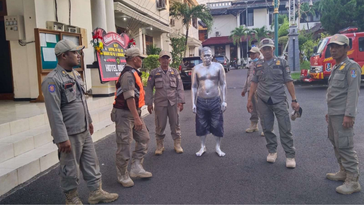 Manusia silver dibawa ke kantor Satpol PP Kabupaten Tuban, Jawa Timur. (Foto: Dokumentasi Satpol PP Tuban)
