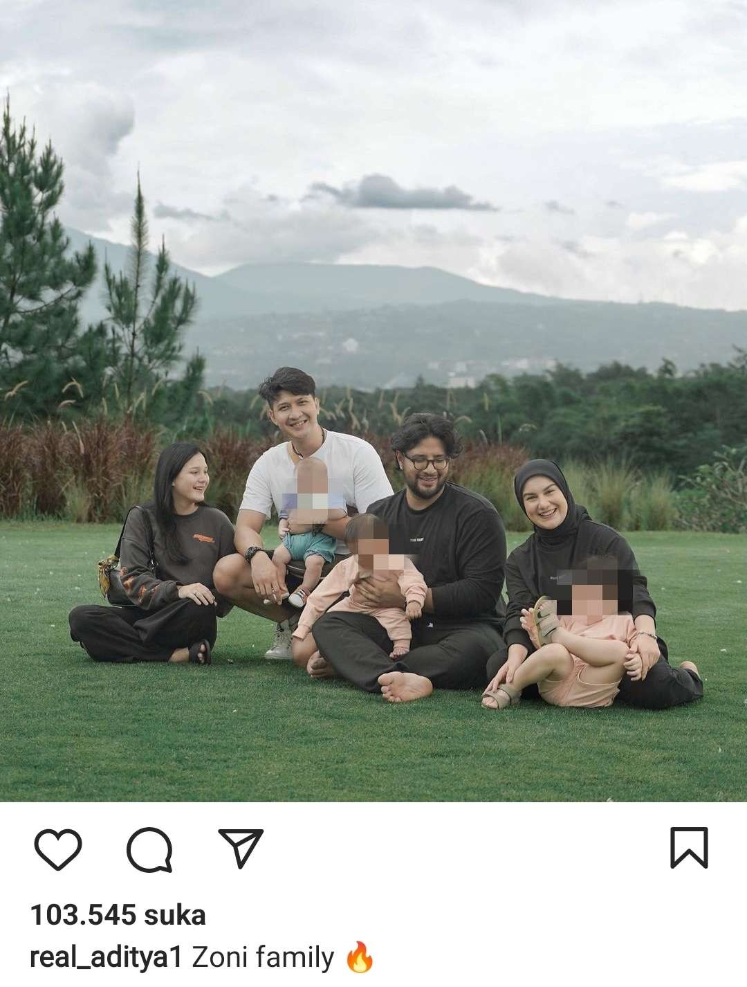 Ammar Zoni menikmati liburan bersama istrinya, Irish Bella dan anak-anak serta sang adik, Aditya Zoni dan istrinya, selebgram Yasmine. (Foto: Instagram @real_aditya1)