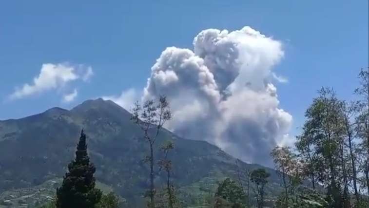 Gunung Merapi erupsi, Sabtu 11 Maret 2023 siang. (Foto: Twitter BNPB Indonesia)