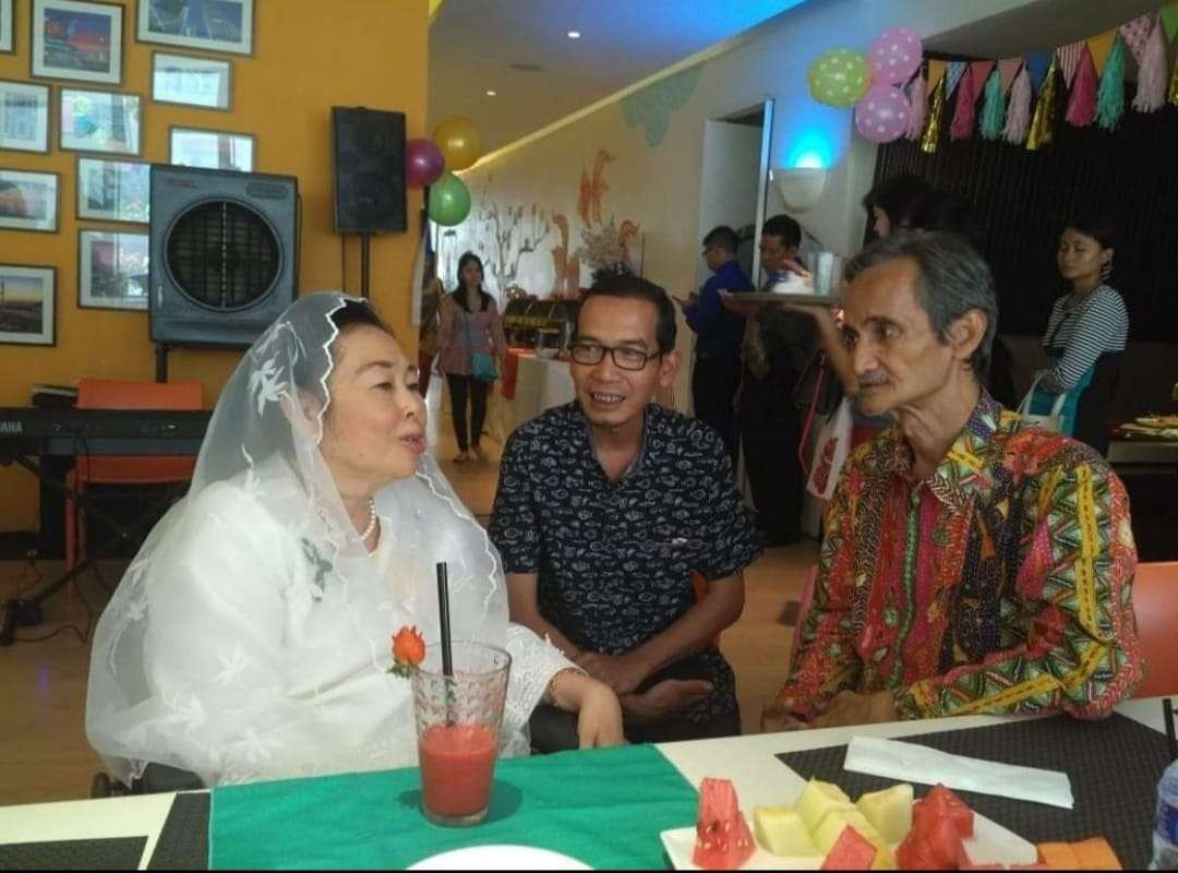 Ny Sinta Nuriyah Abdurrahman bersama KH Husein Muhammad. (Foto: dok/Ngopibareng.id)