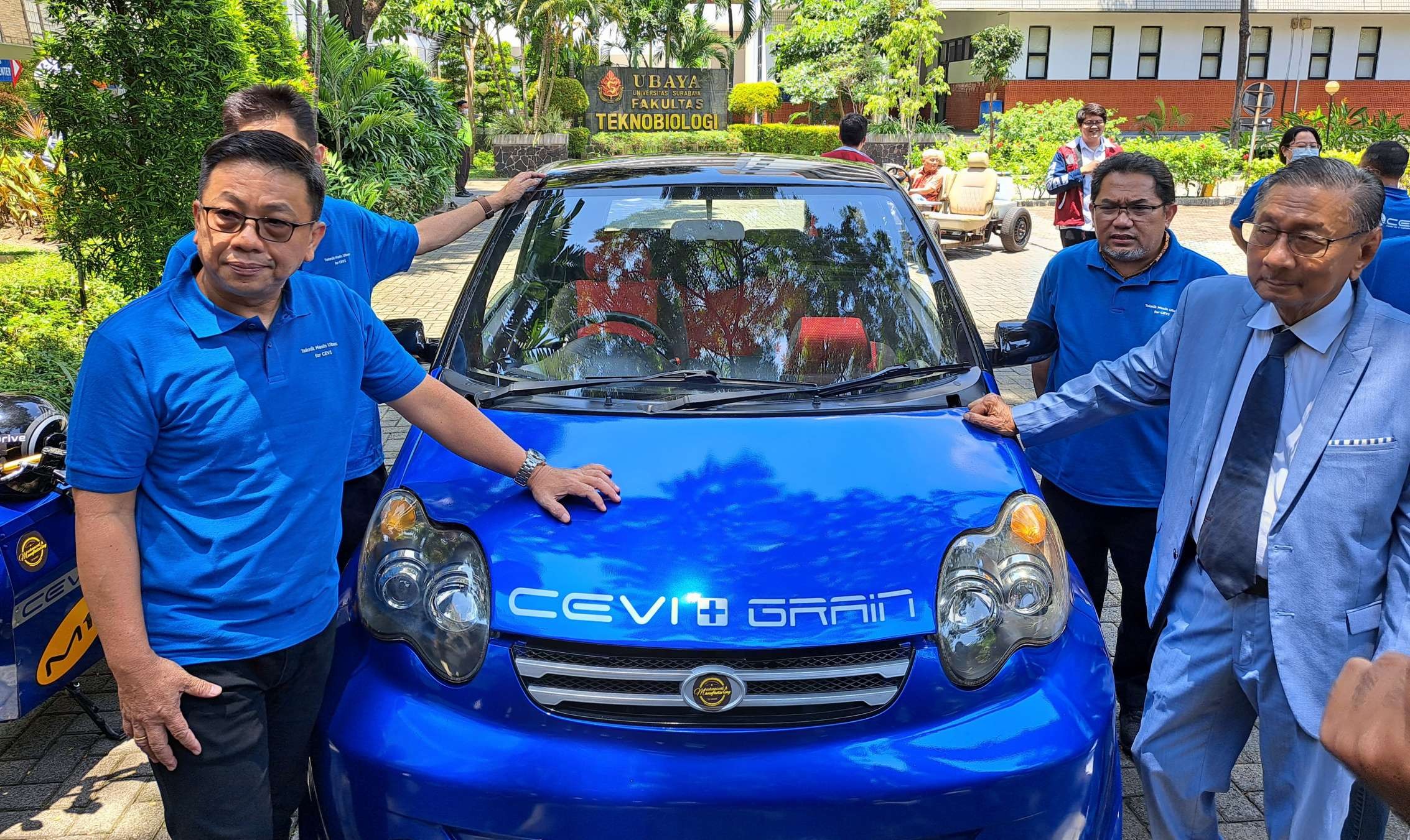 Rektor Ubaya, Benny Lianto bersama jajaran mengenalkan inovasi terbaru mobil listrik. (Foto: Pita Sari/Ngopibareng.id)