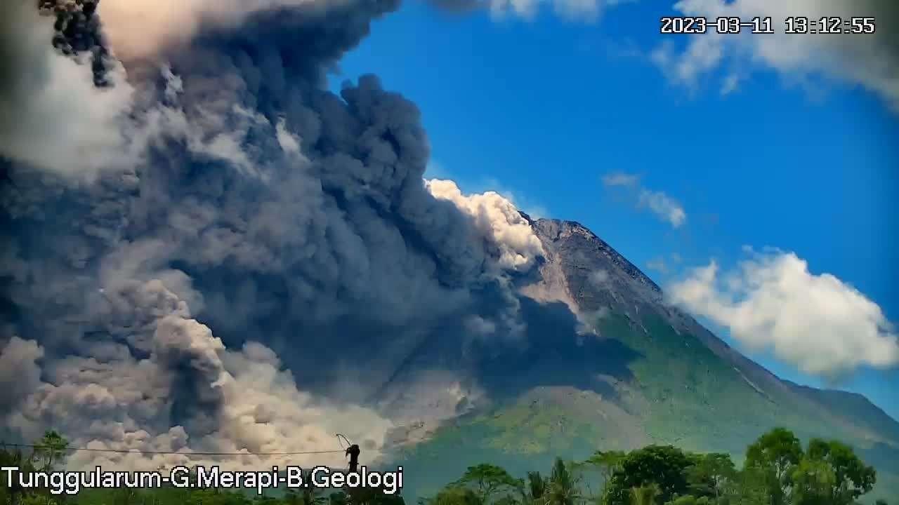 Gunung Merapi yang mngeluarkan awan panas pada Sabtu 11 Maret 2023. (Foto: magma.esdm)