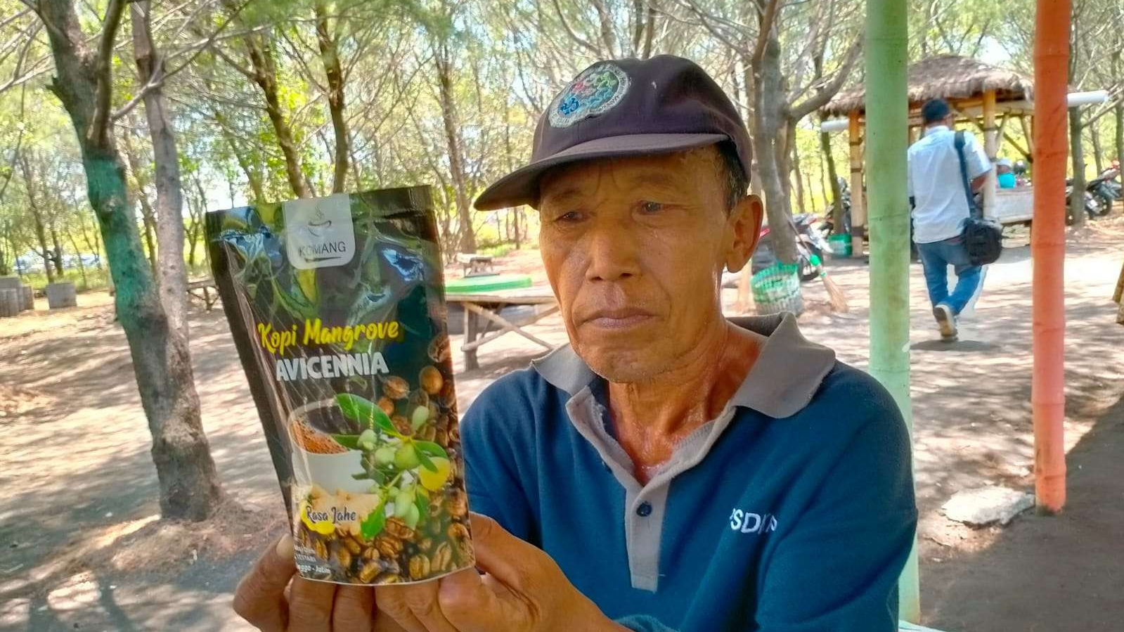 Pak To, warga Kelurahan Pilang, Kecamatan Kademangan, Kota Probolinggo menunjukkan kopi mangrove dalam kemasan. (Foto: Ikhsan Mahmudi/Ngopibareng.id)