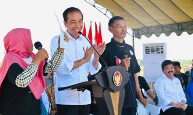 Presiden Jokowi bersama masyarakat Blora Jawa Tengah pada penyerahan sertifikat tanah. (Foto: BPMI Setpres)