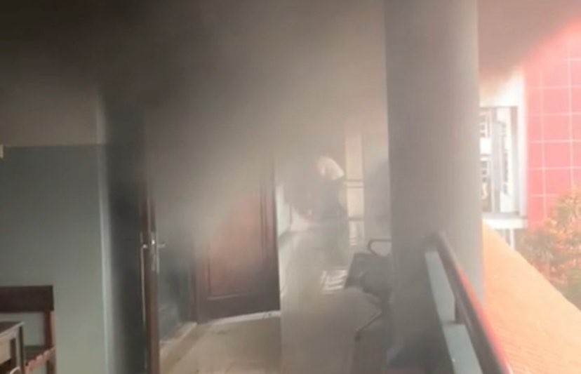 Ruangan Laboratorium Kampus C Unair terbakar (Foto: dok. Twitter @airlaggafess)