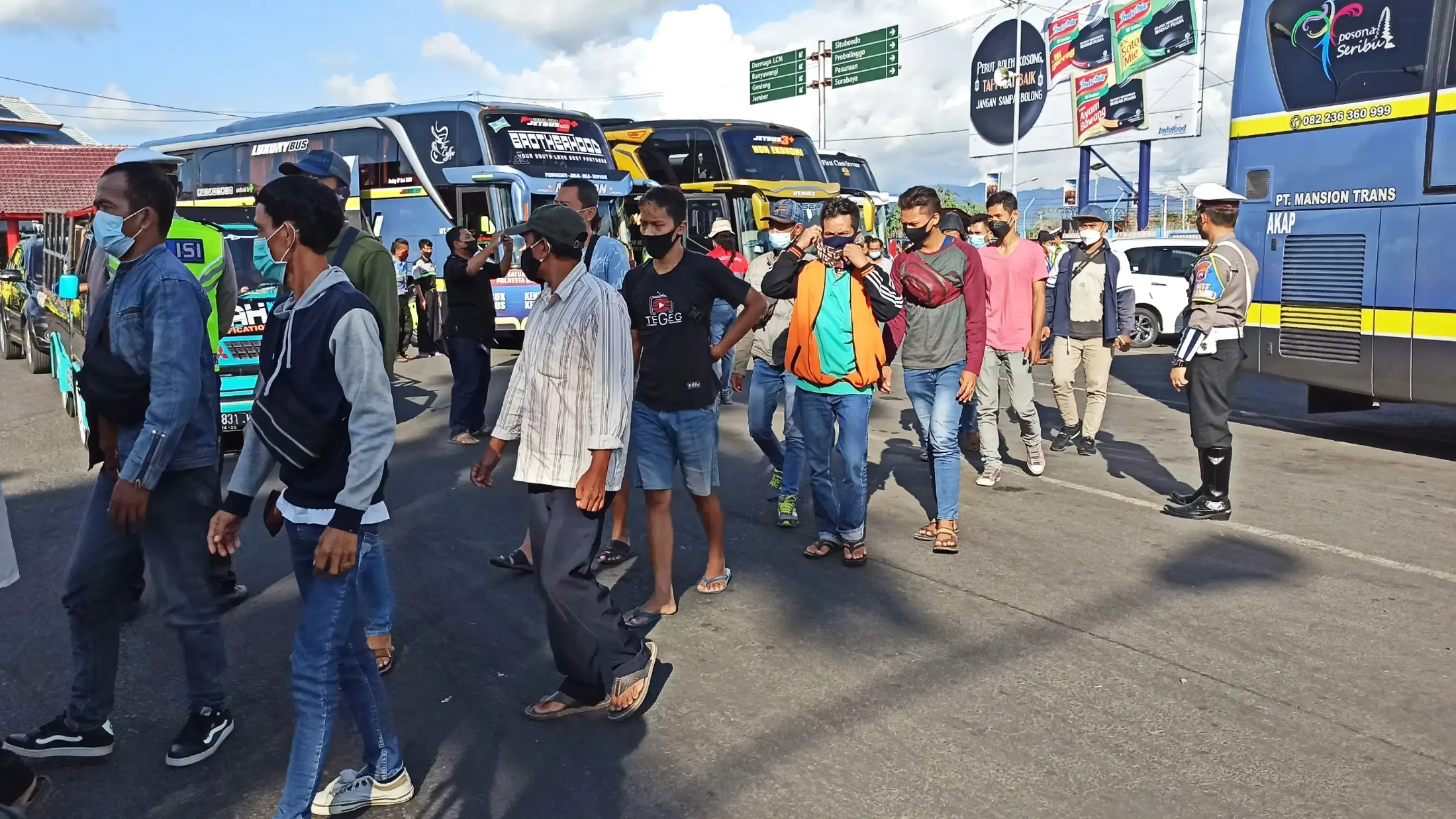 Ratusan penumpang bus dari Bali diarahkan untuk melakukan tes GeNose C19 di Pelabuhan Ketapang. Mereka diketahui tidak miliki surat keterangan bebas covid-19 saat menyeberang ke Jawa melalui Pelabuhan Ketapang Banyuwangi (foto:Muh Hujaini/Ngooibareng.id)