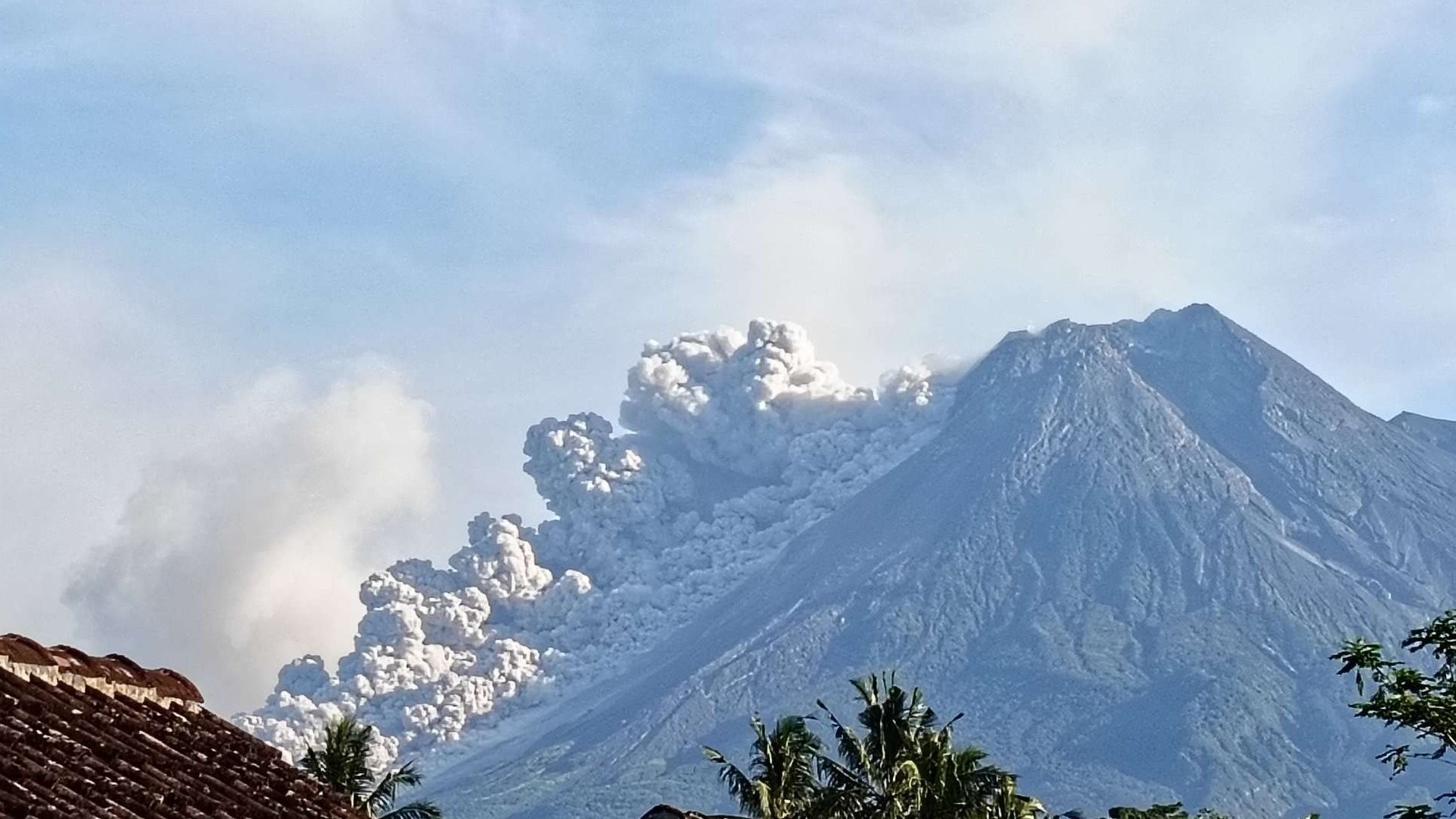 Gunung Merapi erupsi berdampak hujan abu hingga penutupan lokasi wisata. (Foto: Twitter)