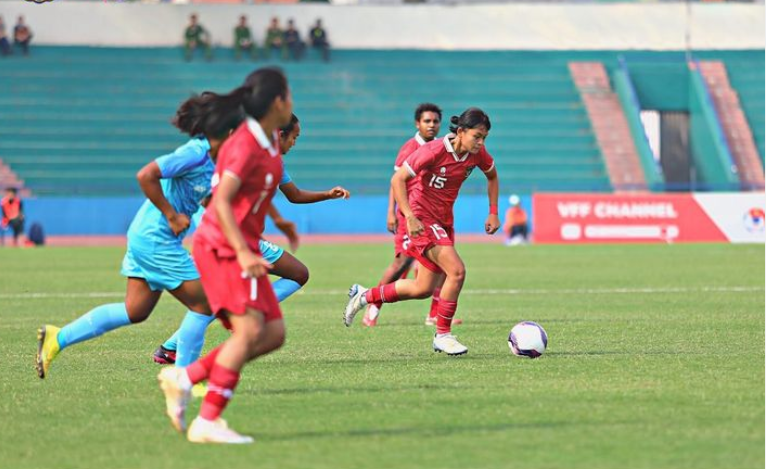Helsya Maeisyaroh saat membawa bola melawan India di Piala AFC U-20 Women's Asian Cup 2023. (Foto: ASBWI)
