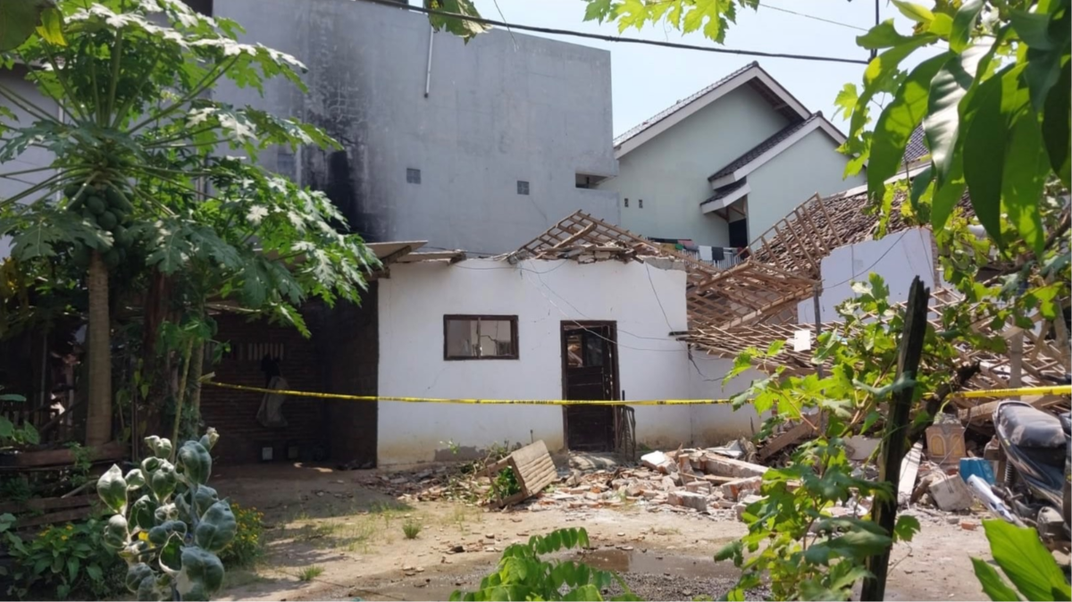 Salah satu unit rumah yang mengalami kerusakan parah akibat ledakan diduga oetasan di Kasembon, Malang (Foto: Lalu Theo/Ngopibareng.id)