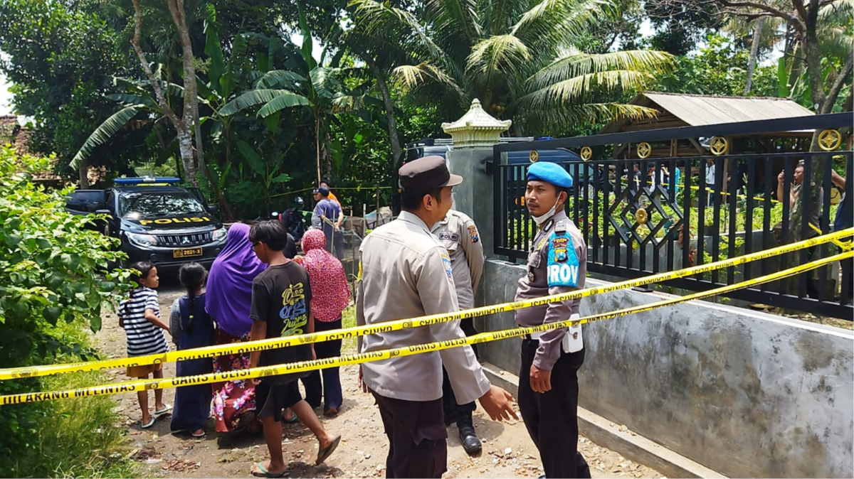 Personel kepolisian dari Polres Batu saat melakukan olah TKP diduga ledakan petasan di Dusun Pulosari, Desa Sukosari, Kecamatan Kasembon, Kabupaten Malang (Foto: Lalu Theo/Ngopibareng.id)