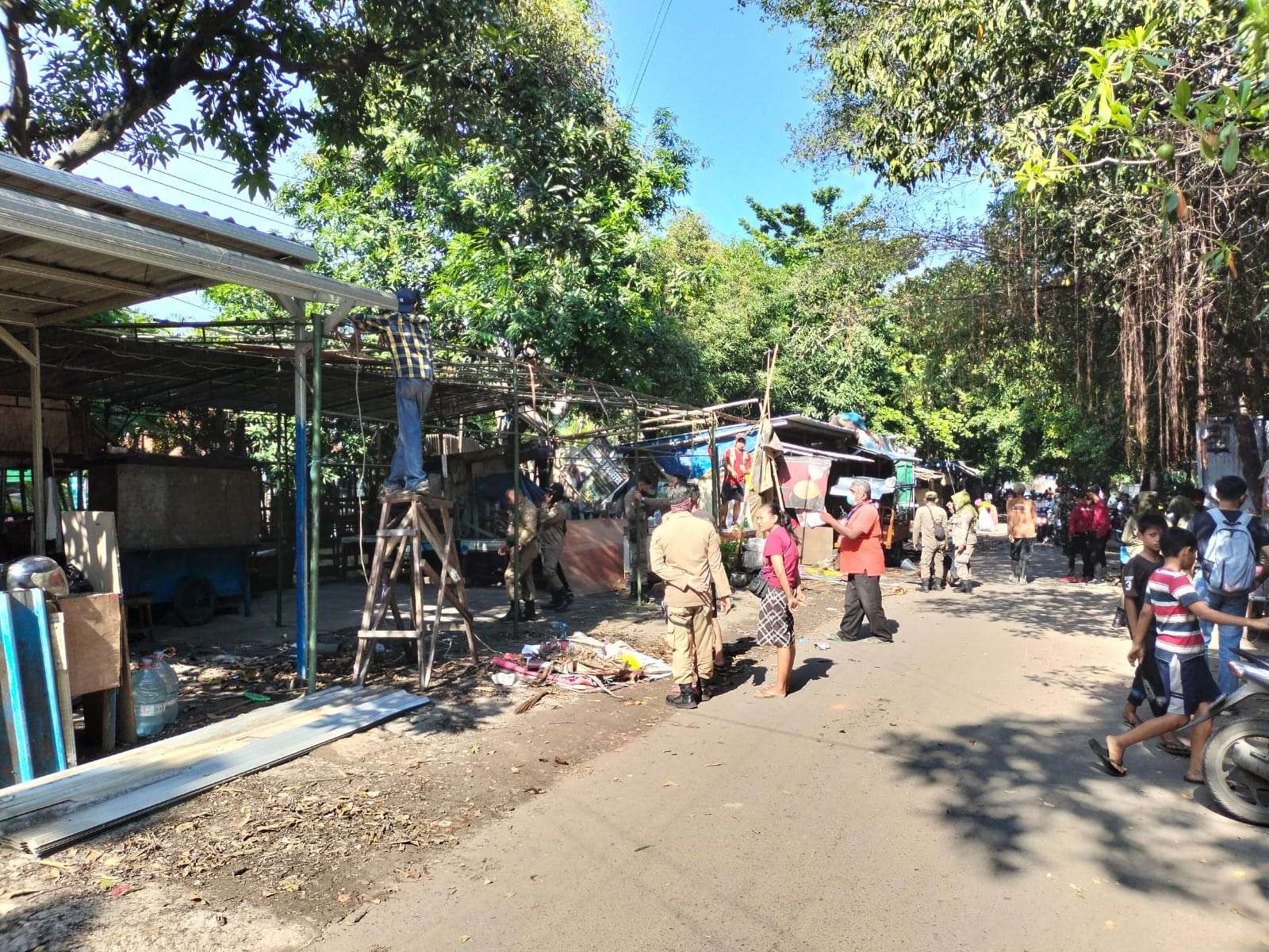 Proses penataan ulang PKL Srikana di dekat kampus B Unair oleh Pemkot Surabaya untuk hilangkan kesan kumuh. (Foto: Humas Pemkot Surabaya)
