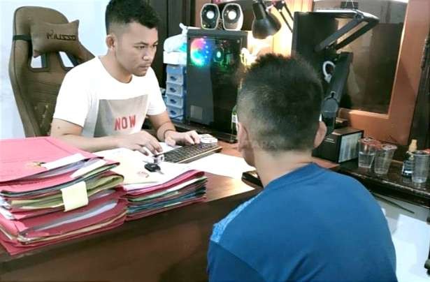 Pemuda berinisial LP, 29 tahun, pelaku pencurian ratusan pack rokok diperiksa penyidik Satreskrim Polres Bondowoso.(foto: Guido/ngopibareng.id)