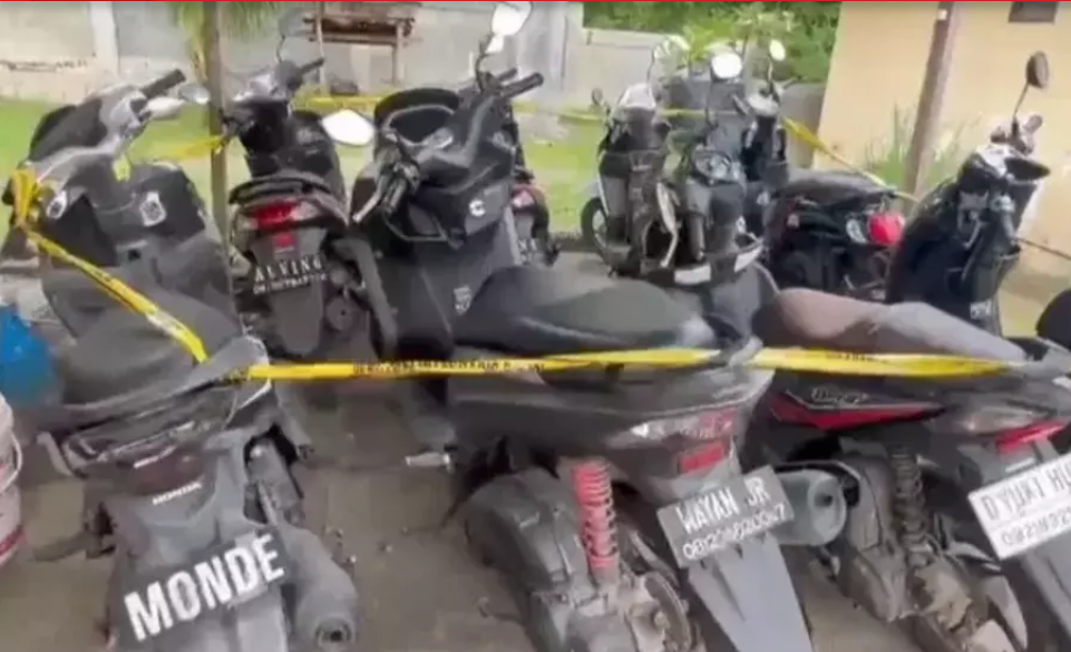 Pelat motor ilegal di Bali.  Gubernur Bali Wayan Koster akan segera memberlakukan aturan, melarang turis bule menyewa motor. (Foto: Berita Satu)