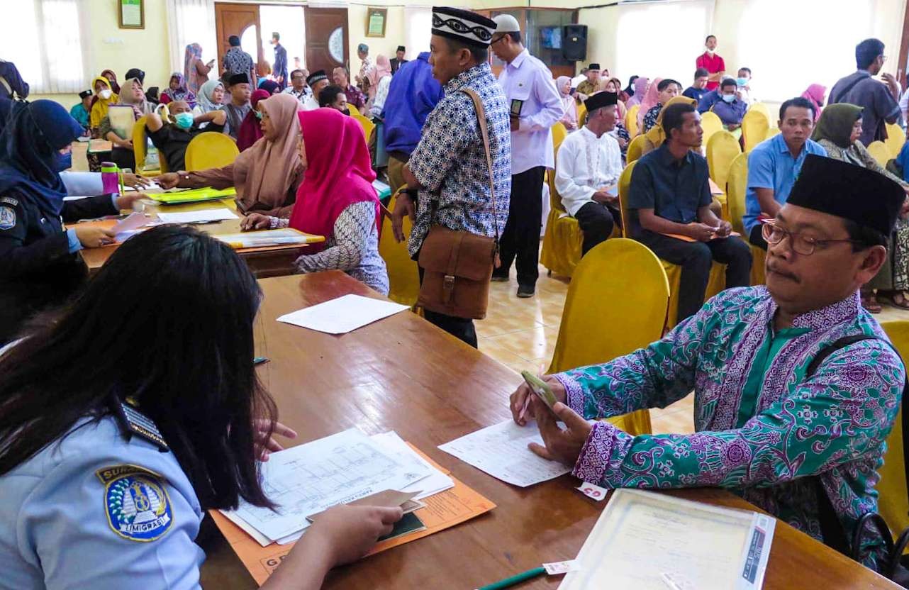 Layanan Eazy Paspor bagi calon jemaah haji di kantor Kemenag Sidoarjo, Jawa Timur. (Foto: Aini Arifin/Ngopibareng.id)