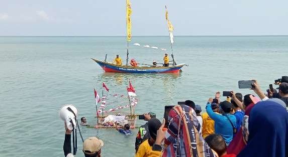 Ritual larung sesaji acara sedekah laut nelayan Desa Palang, Kecamatan Palang, Kabupaten Tuban (Khoirul Huda/Ngopibareng.id)