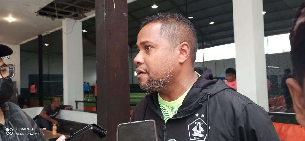 Pelatih Persik Kediri Divaldo Alves meminta para pemainnya yang gagal mengikuti seleksi tahap pertama  Timnas Indonesia U-22 agar tidak patah semangat. (Foto: Fendhy Plesmana/Ngopibareng.id)