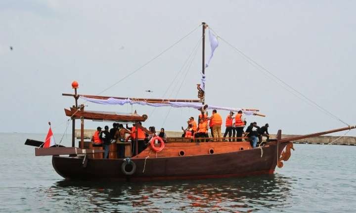 Kapal kayu  tradisional karya Politeknik Perkapalan Negeri Surabaya (PPNS) dan SMKN 3 Buduran, Sidoarjo, diluncurkan Kemendikbudristek di Lamongan (foto: Diksi )