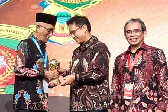 Bupati Bondowoso Salwa Arifin menerima penghargaan UHC Award 2023 yang diserahkan Menkes RI Budi Gunadi Sadikin di Jakarta, Selasa 14 Maret 2023.(foto: diskomonfo bondowoso)